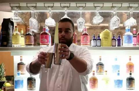 Suudi Arabistan dikkat çekmeye devam ediyor: Alkol yasağı kalkmasının ardından helal bira reklamı yayınlandı! 8